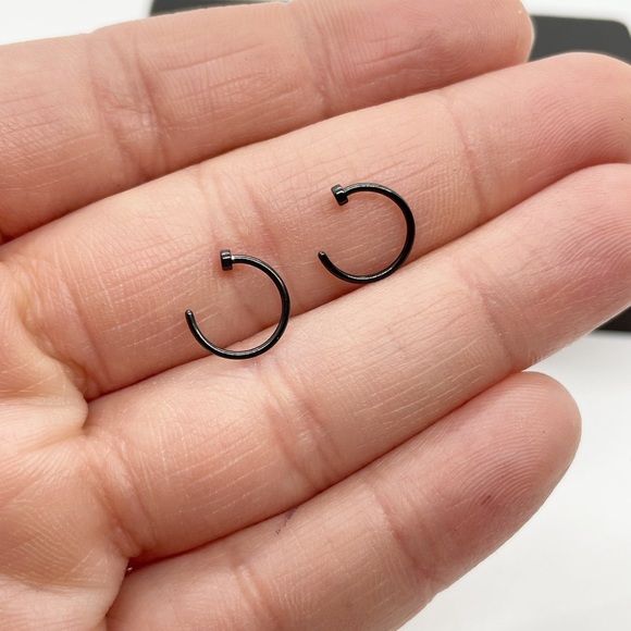 New 2pcs Fake Black Hoop Nose Ring - Picture 2 of 4
